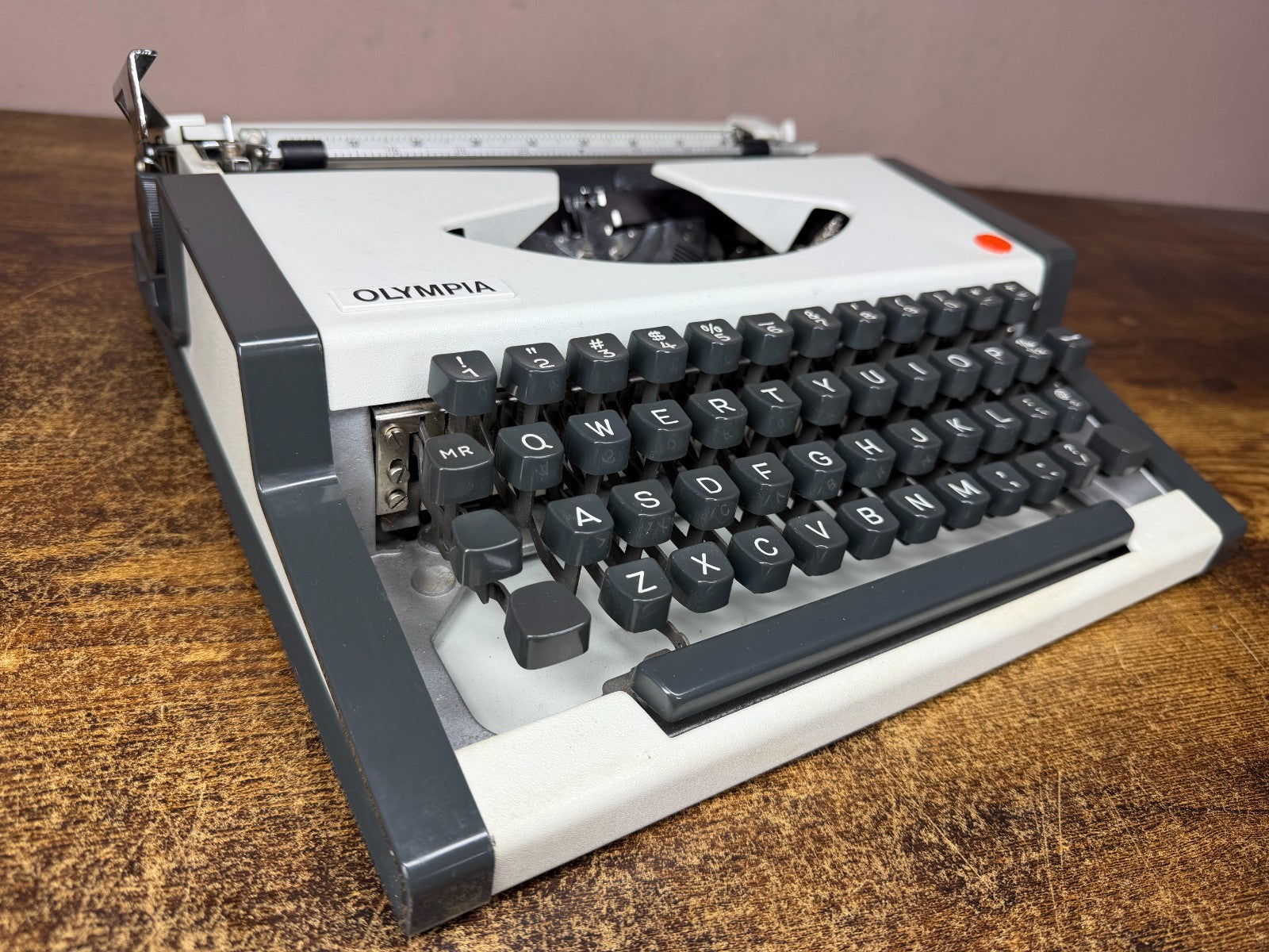 Nice! Serviced 1970s Olympia Traveller Vintage Ultra-Portable Typewriter