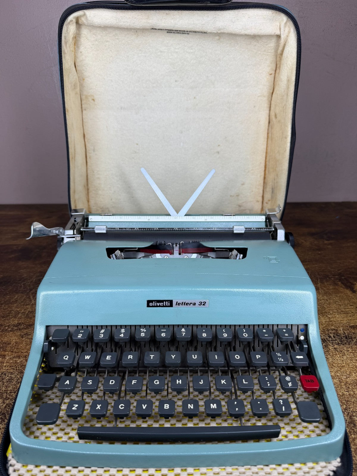 Nice! Serviced 1973 Olivetti Lettera 32 Vintage Ultra-Portable Typewriter