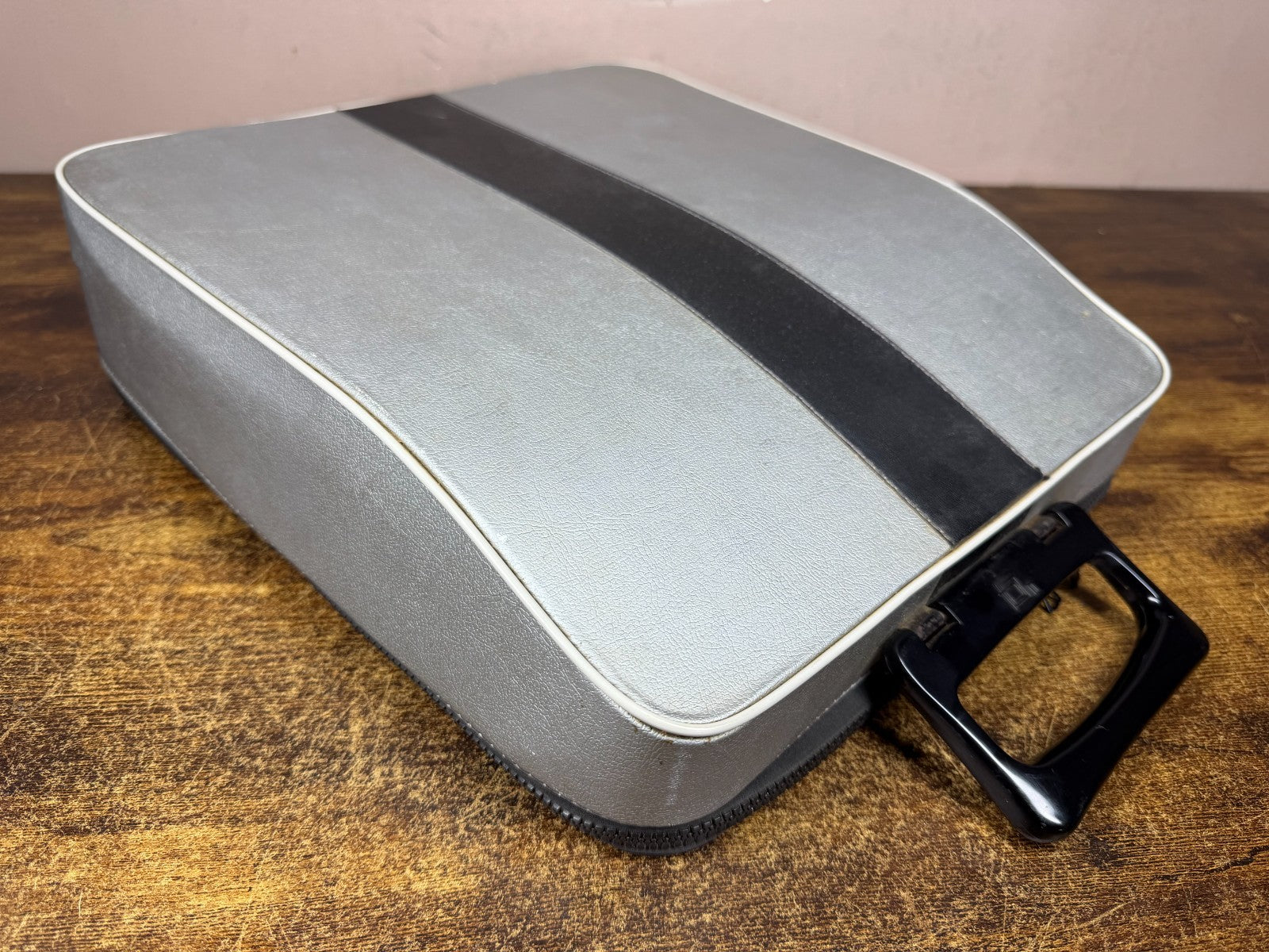 Excellent 1970s Cursive Script No75 Olivetti Lettera 33 Ultraportable Typewriter