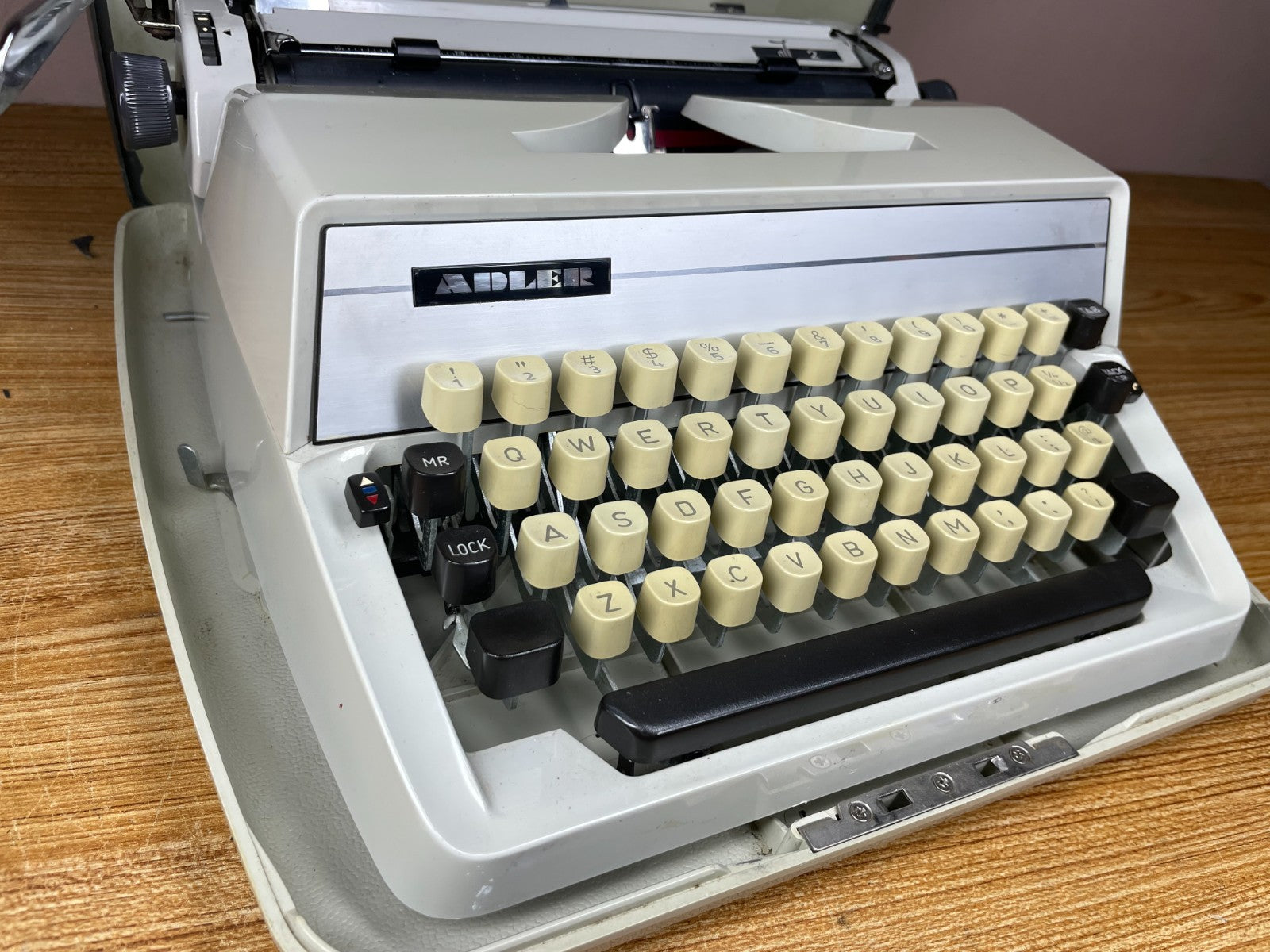 Nice! 1972 Adler J2 Serviced Full Functional Vintage Portable Typewriter (Elite)