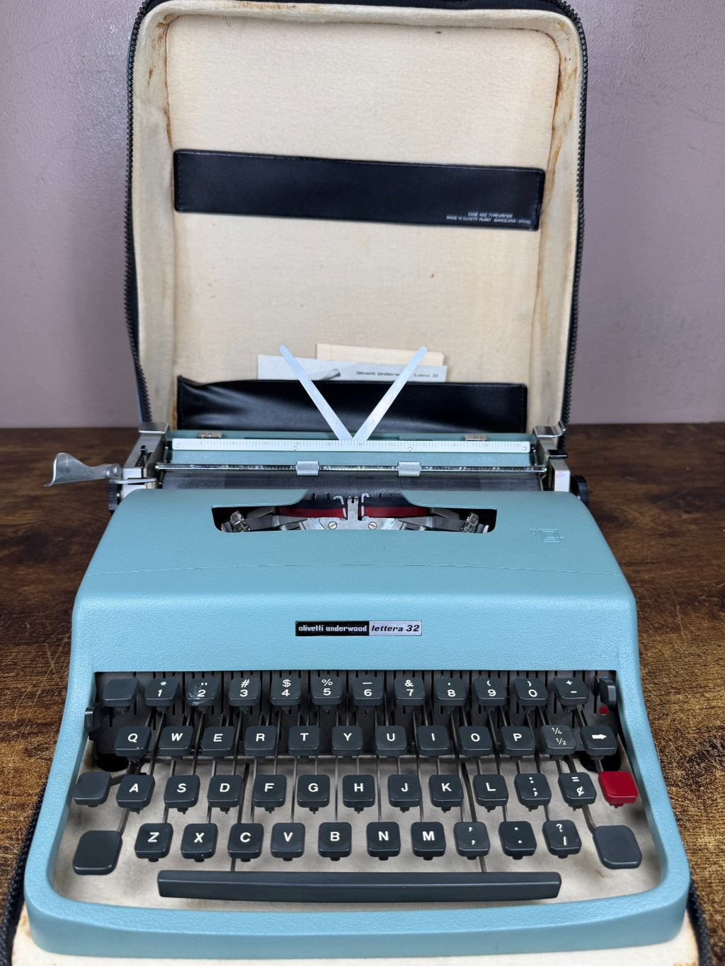 Excellent 1968 Cursive/Script No.75 Olivetti Lettera 32 Ultraportable Typewriter