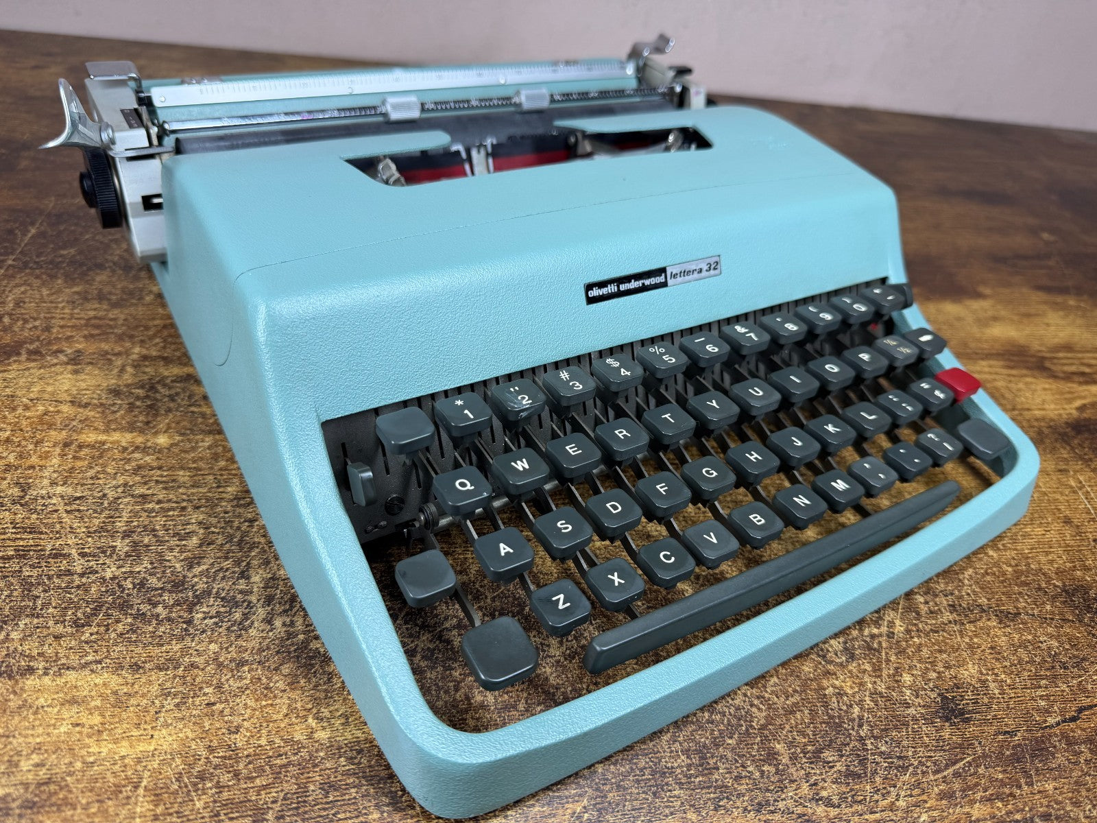 Excellent 1968 Cursive/Script No.75 Olivetti Lettera 32 Ultraportable Typewriter
