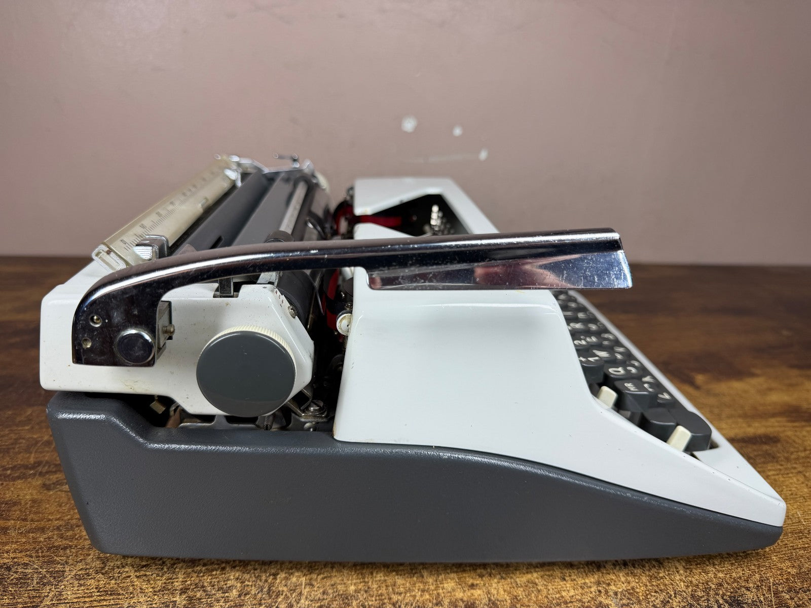 Nice! Serviced 1969 Cursive/Script No.69 Olympia SM9 Vintage Typewriter