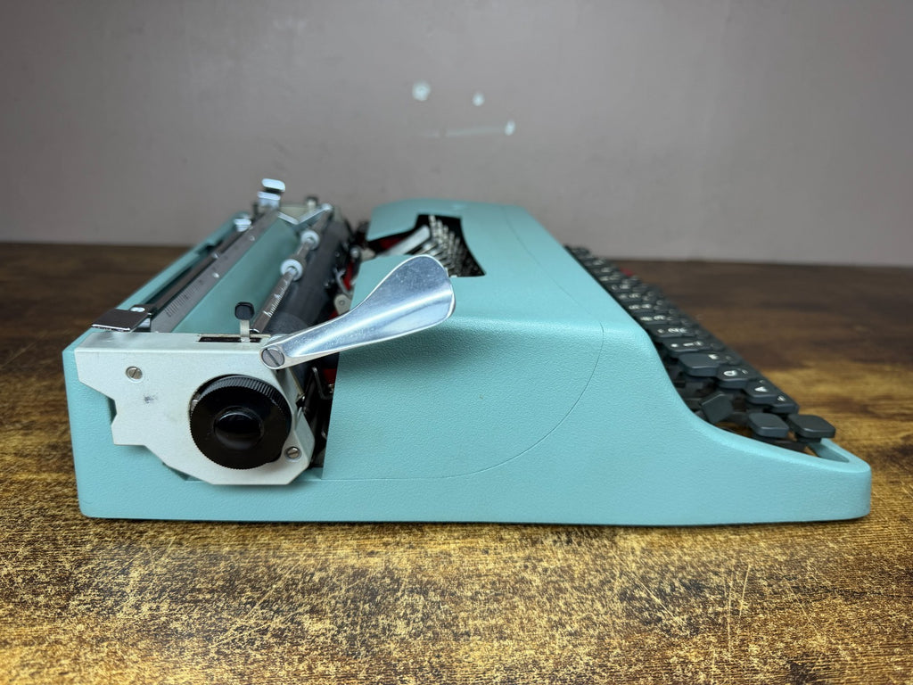 Excellent 1968 Cursive/Script No.75 Olivetti Lettera 32 Ultraportable Typewriter