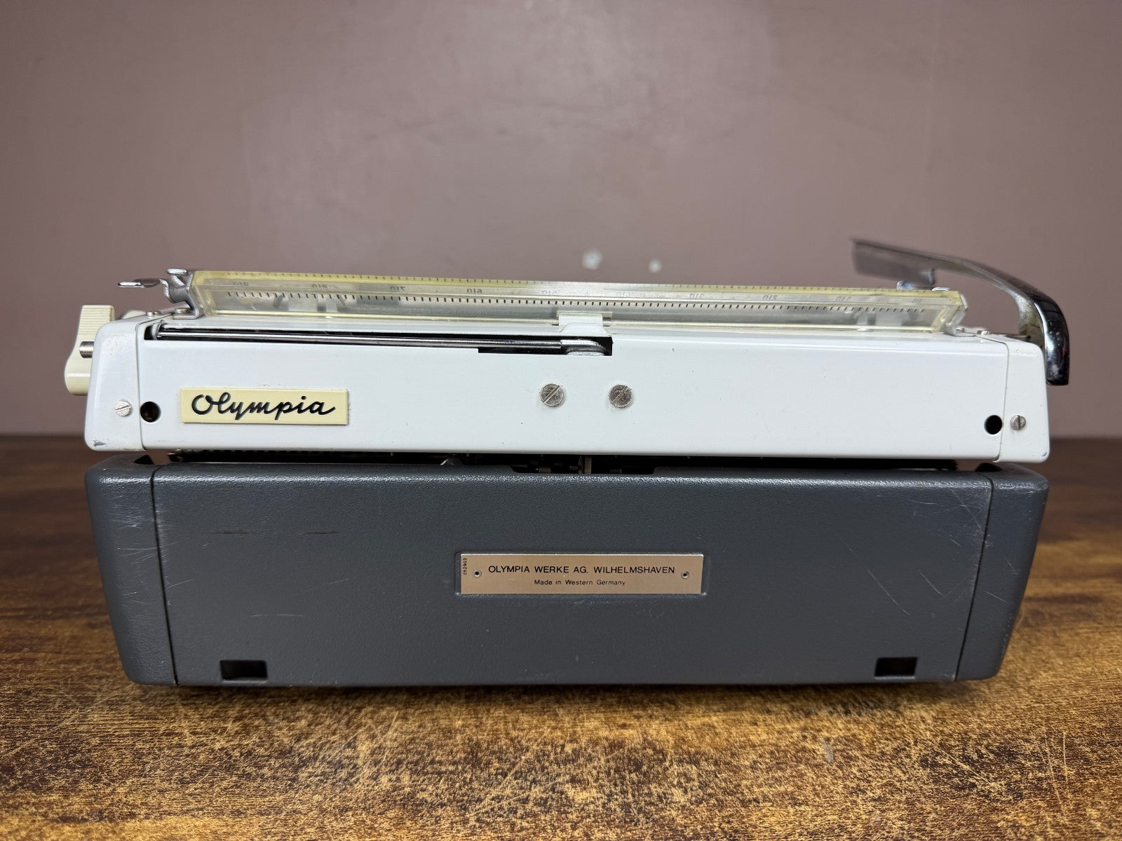 Nice! Serviced 1969 Cursive/Script No.69 Olympia SM9 Vintage Typewriter