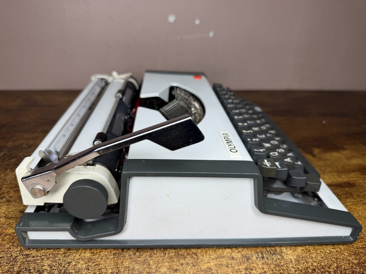 Nice! Serviced 1977 Olympia SF Vintage Ultra-Portable Typewriter