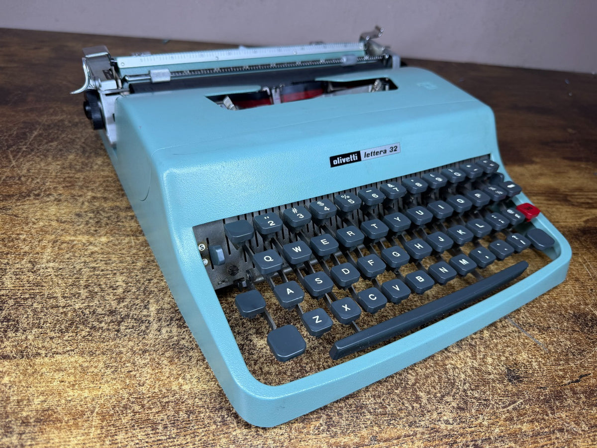 Nice! Serviced 1973 Olivetti Lettera 32 Vintage Ultra-Portable Typewriter