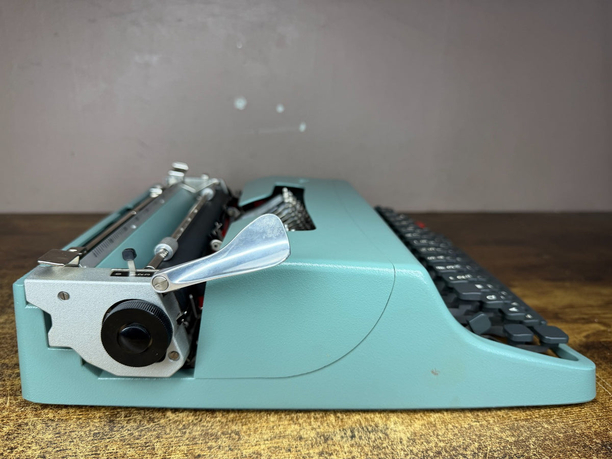 Excellent! Serviced 1974 Olivetti Lettera 32 Vintage Ultra-Portable Typewriter