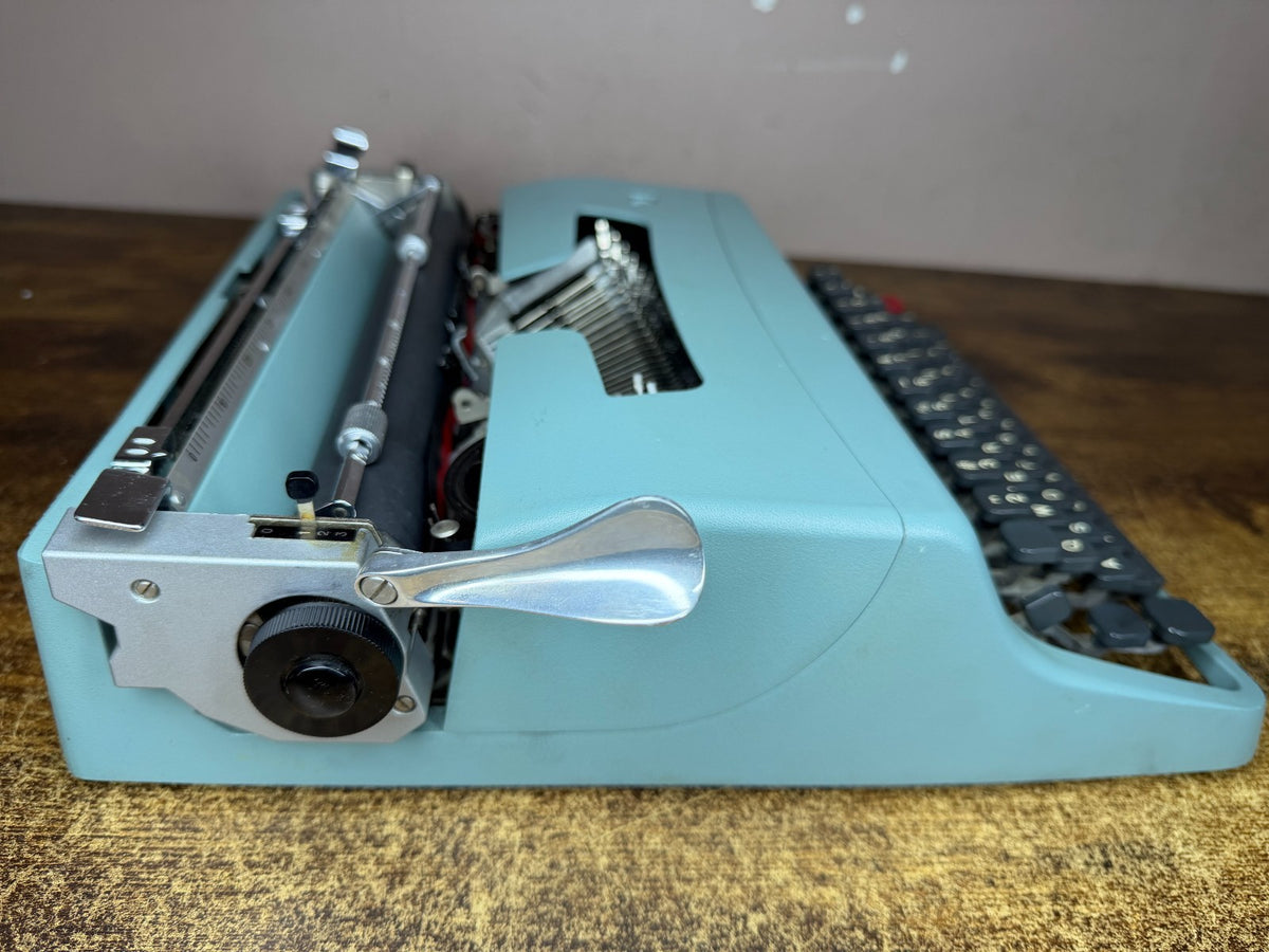 Serviced 1967 Olivetti Lettera 32 Vintage Ultra-Portable Typewriter