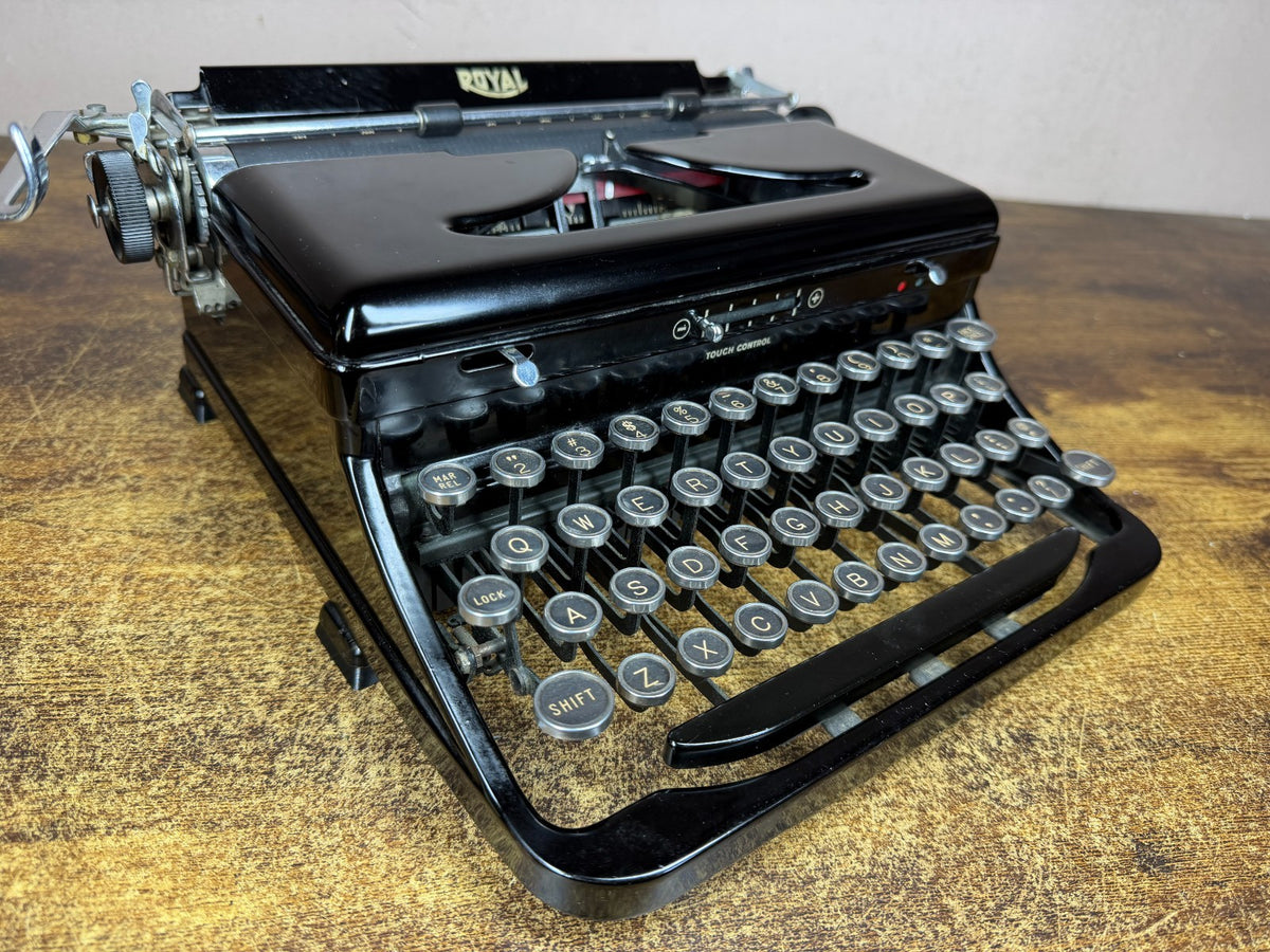 Beautiful! Serviced 1939 Royal O Model Glossy Black Vintage Portable Typewriter