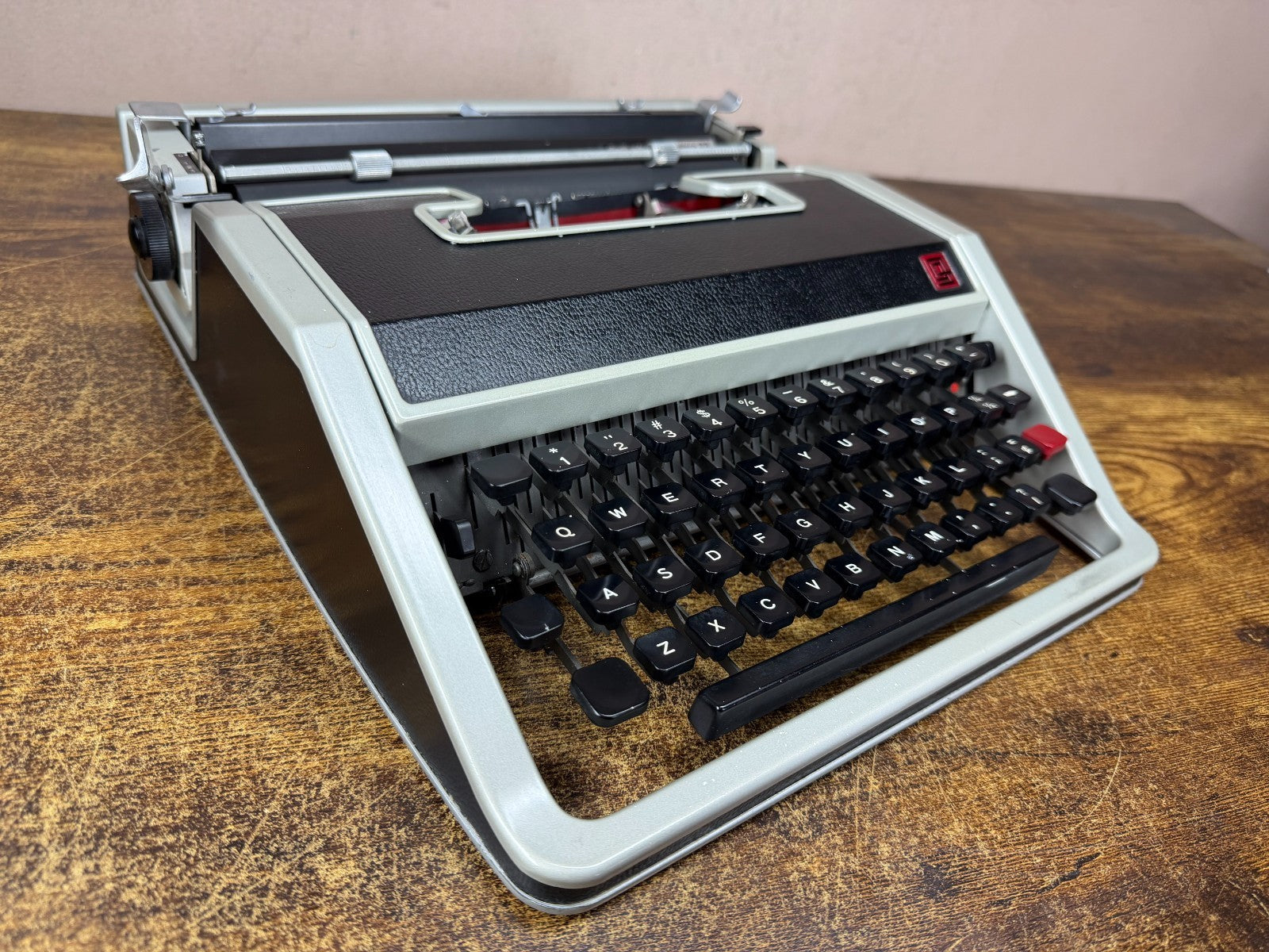 Excellent 1970s Cursive Script No75 Olivetti Lettera 33 Ultraportable Typewriter