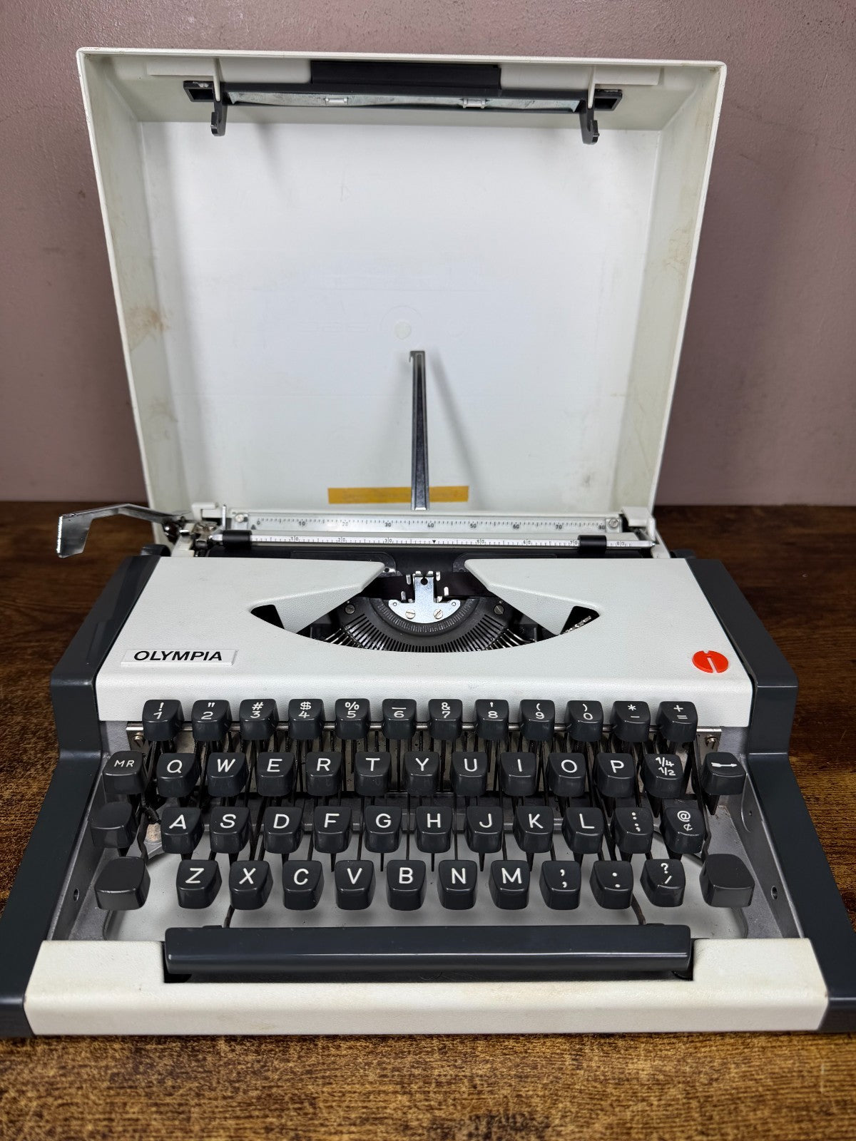 Nice! Serviced 1970s Olympia Traveller Vintage Ultra-Portable Typewriter